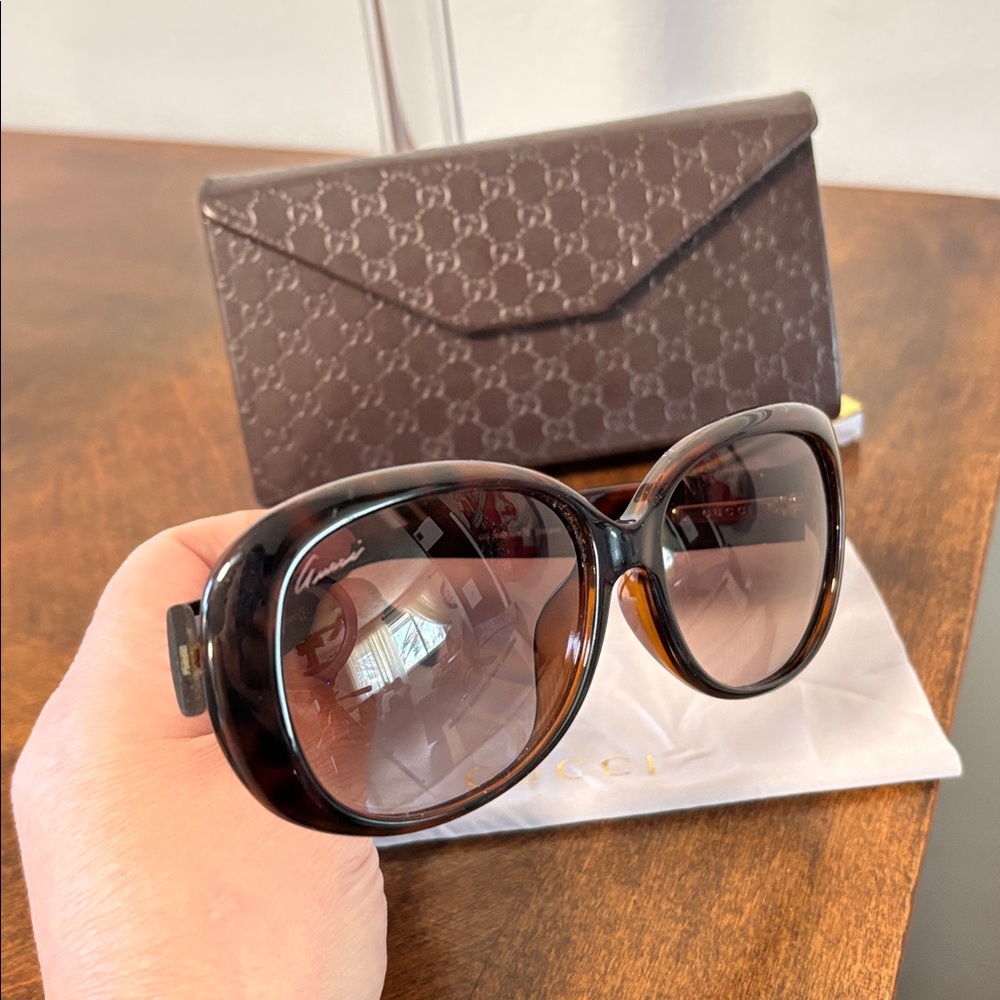 GUCCI SUNGLASSES FULL INCLUSION with Branded Case and dust cloth - Picture 12 of 16